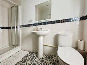 Ensuite - click for photo gallery